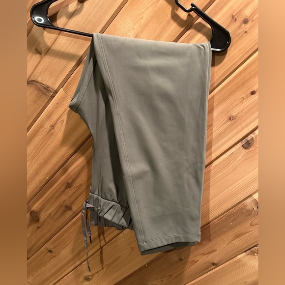 Lululemon On The Fly 7/8 Pants in Dark Olive - Picture 5 of 12